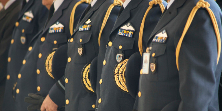 Αυτοί είναι οι πίνακες με τους νέους μισθούς των ενστόλων