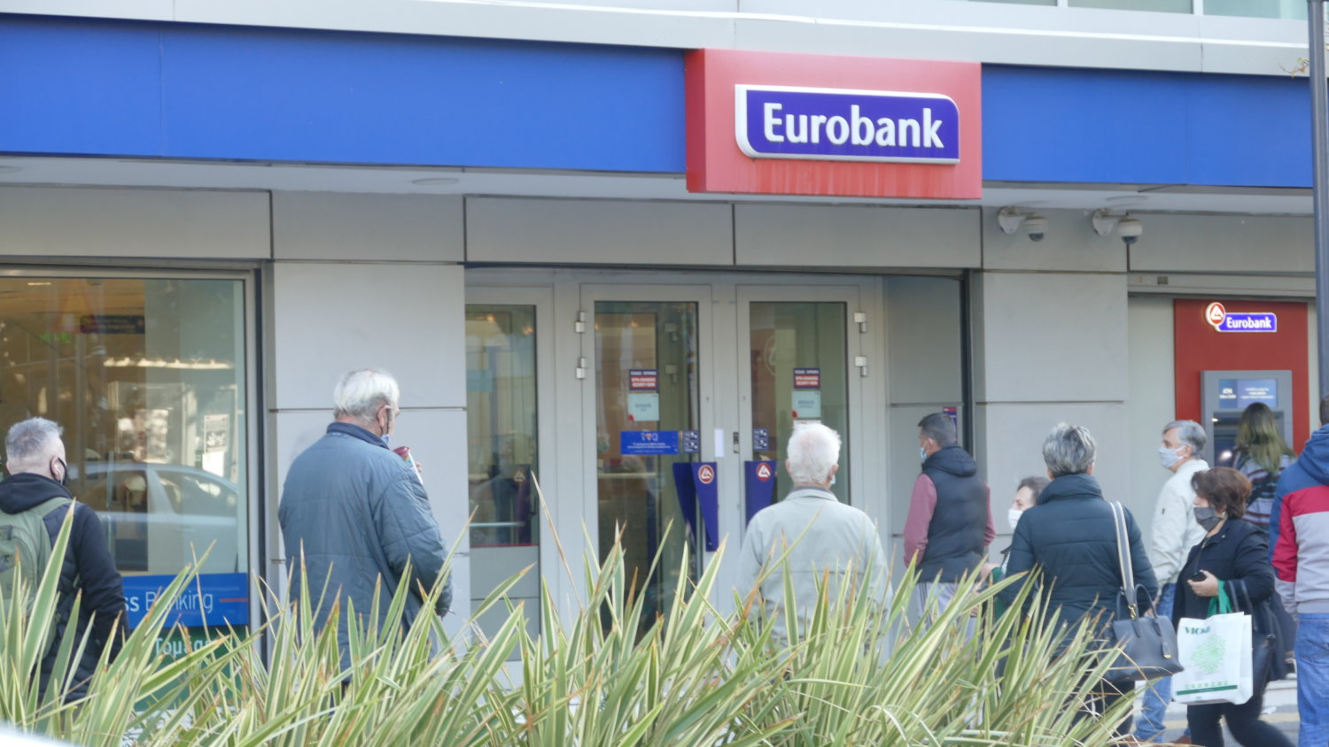 Τράπεζες: Επαναλειτουργούν μετά την αργία του Πάσχα