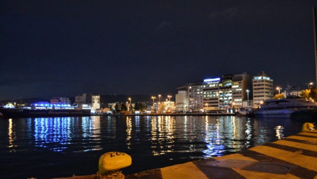 Πειραιάς: Πτώση οχήματος στο λιμάνι – Απεγκλωβίστηκε ο οδηγός