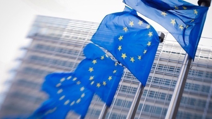 Politico: Στις ευρωπαϊκές αρχές οι καταγγελίες για διαγωνισμούς 2,5 δισ. στην Ελλάδα